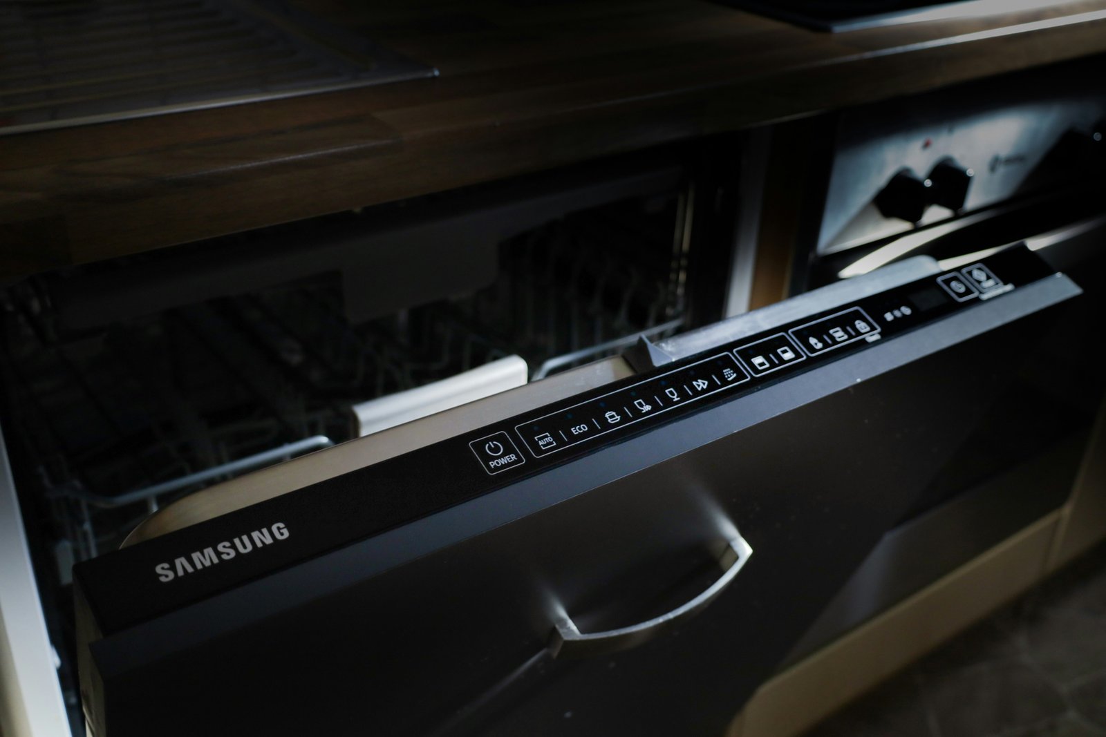 neue Spülmaschine in einer Küchenzeile mit geöffneter Tür