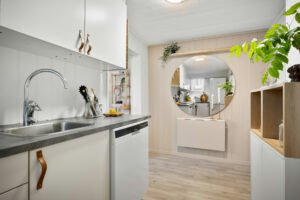 Ablaufschlauch einer Spülmaschine unter der Spüle