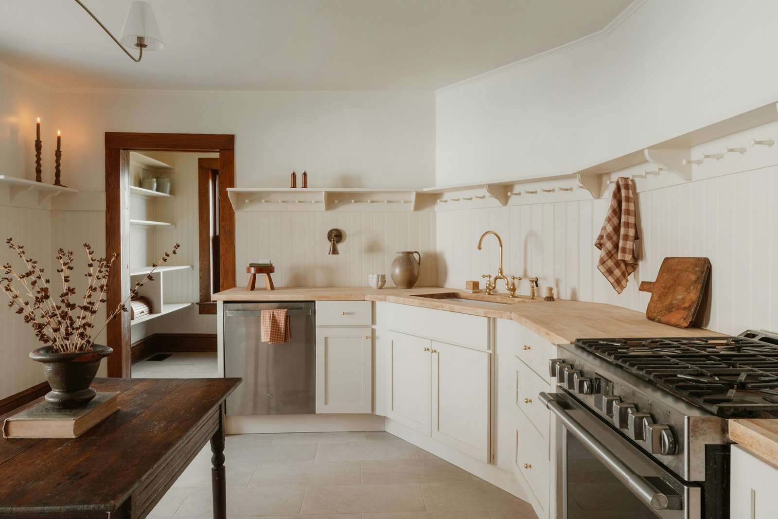 fettige Ablagerungen im Innenraum einer Spülmaschine