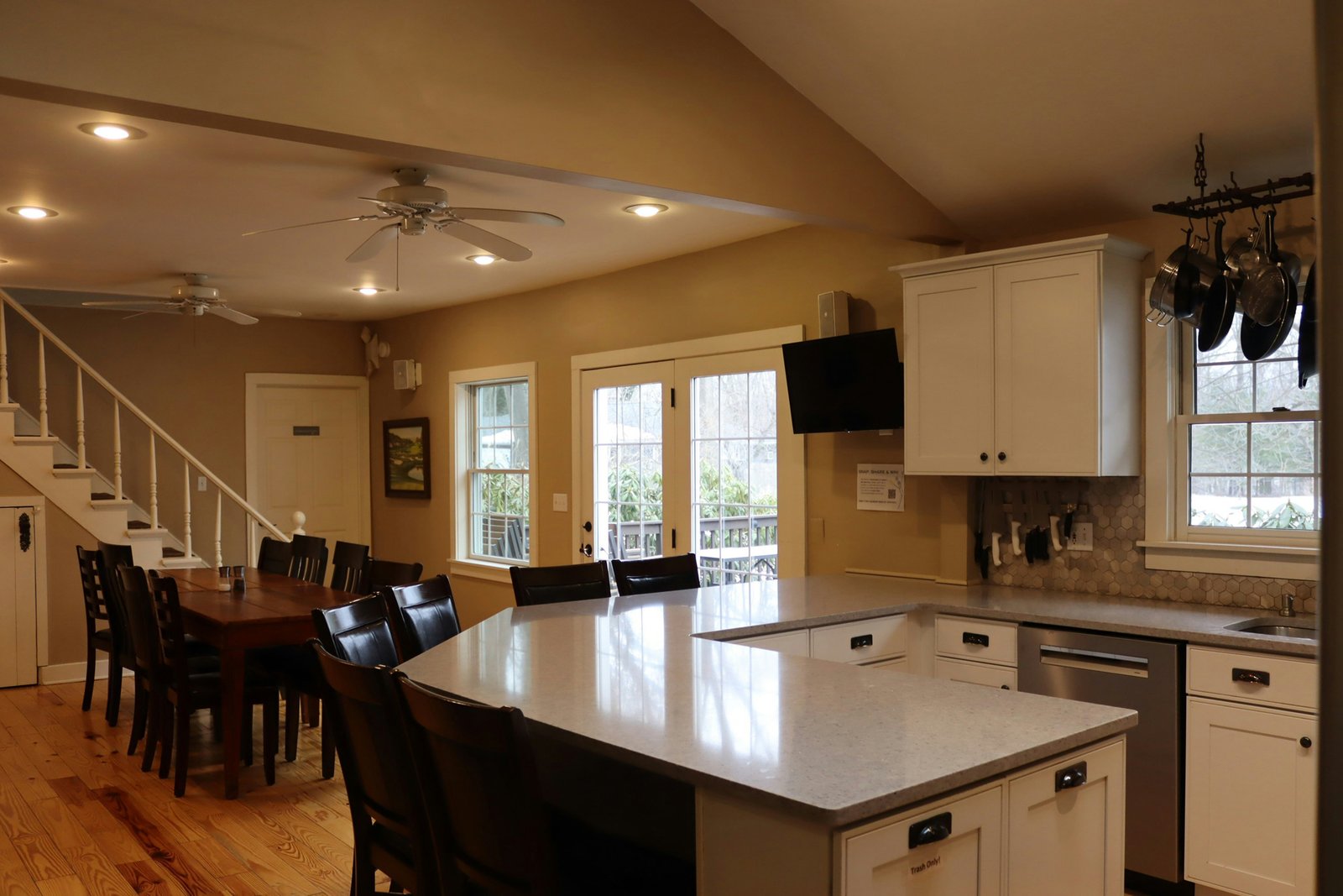 geöffnete Spülmaschine mit sichtbarem Wasser im Boden