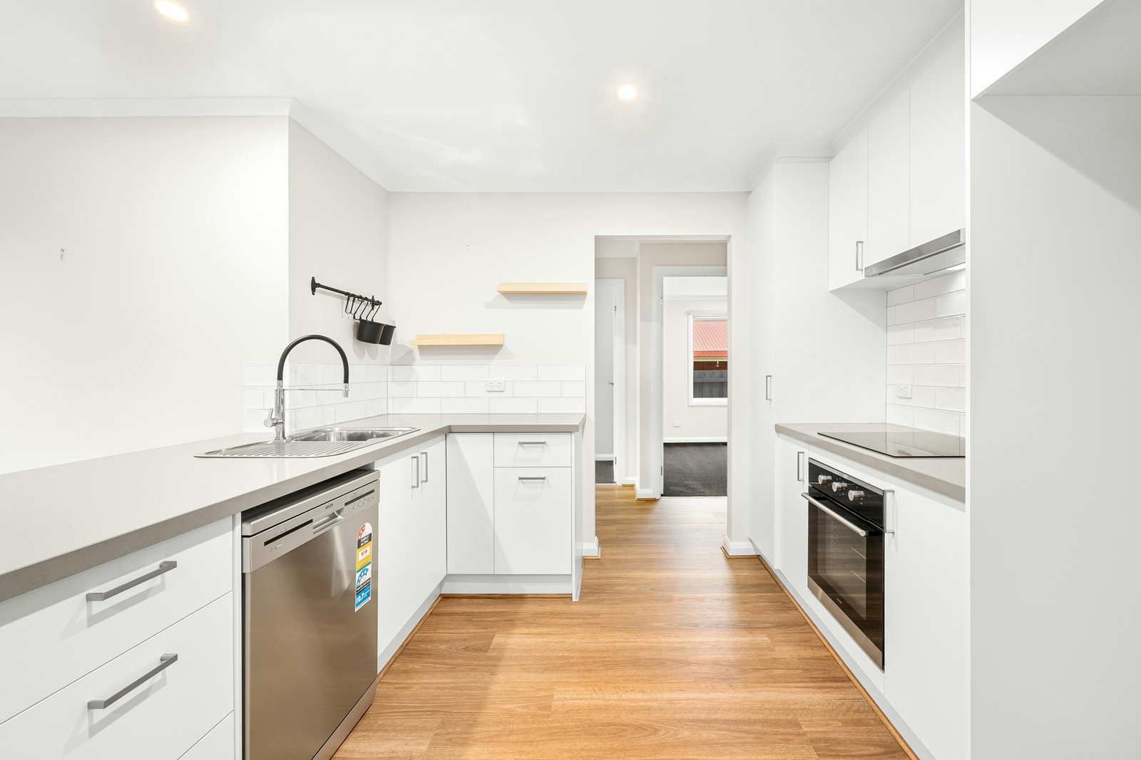 herausgenommenes Filtersieb einer Spülmaschine mit Essensresten