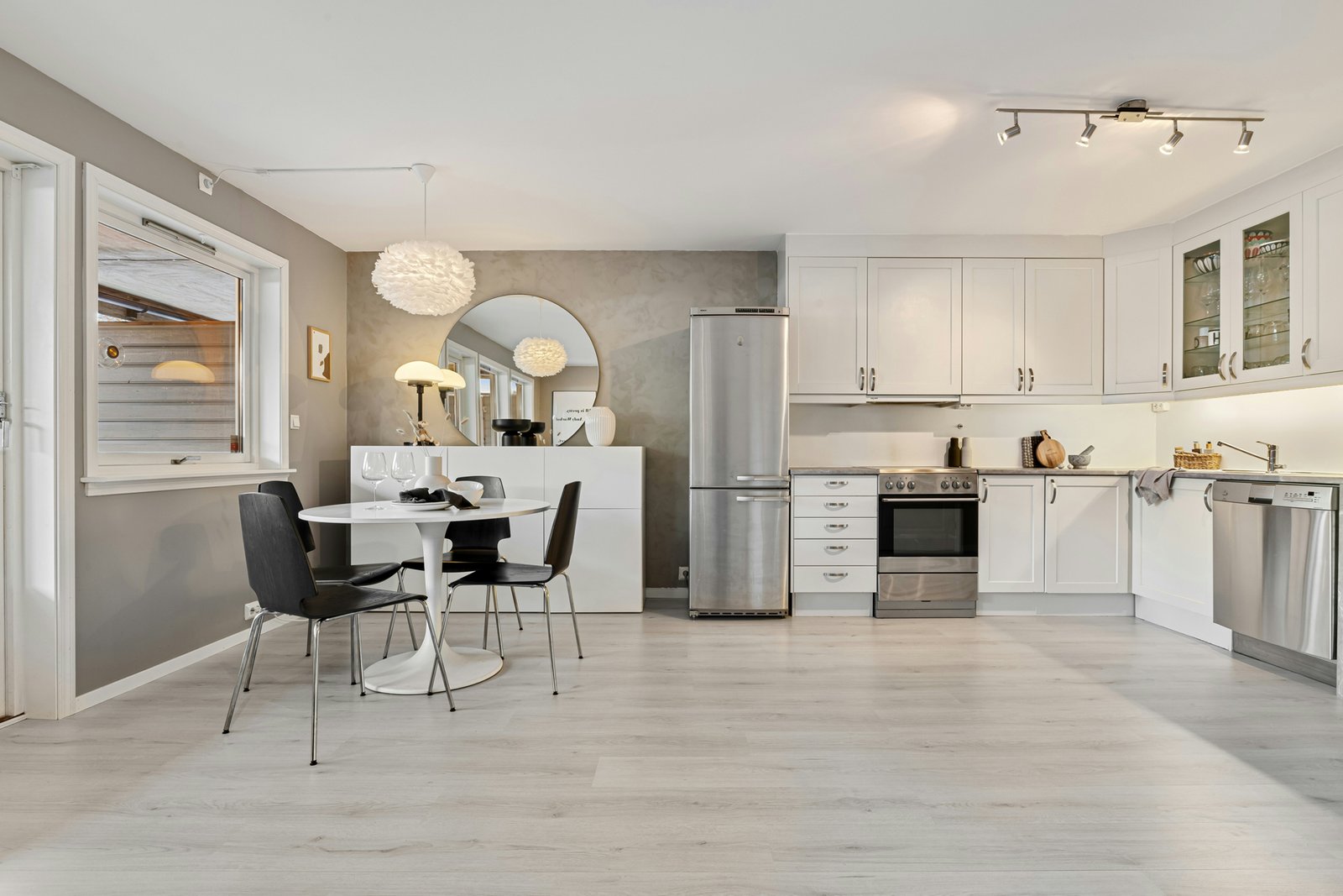 geöffnete Spülmaschine mit Wasser im Bodenbereich