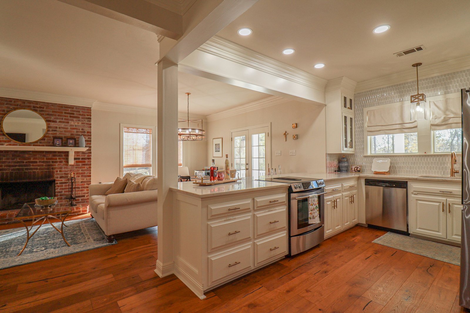 Wasser im Boden einer geöffneten Spülmaschine