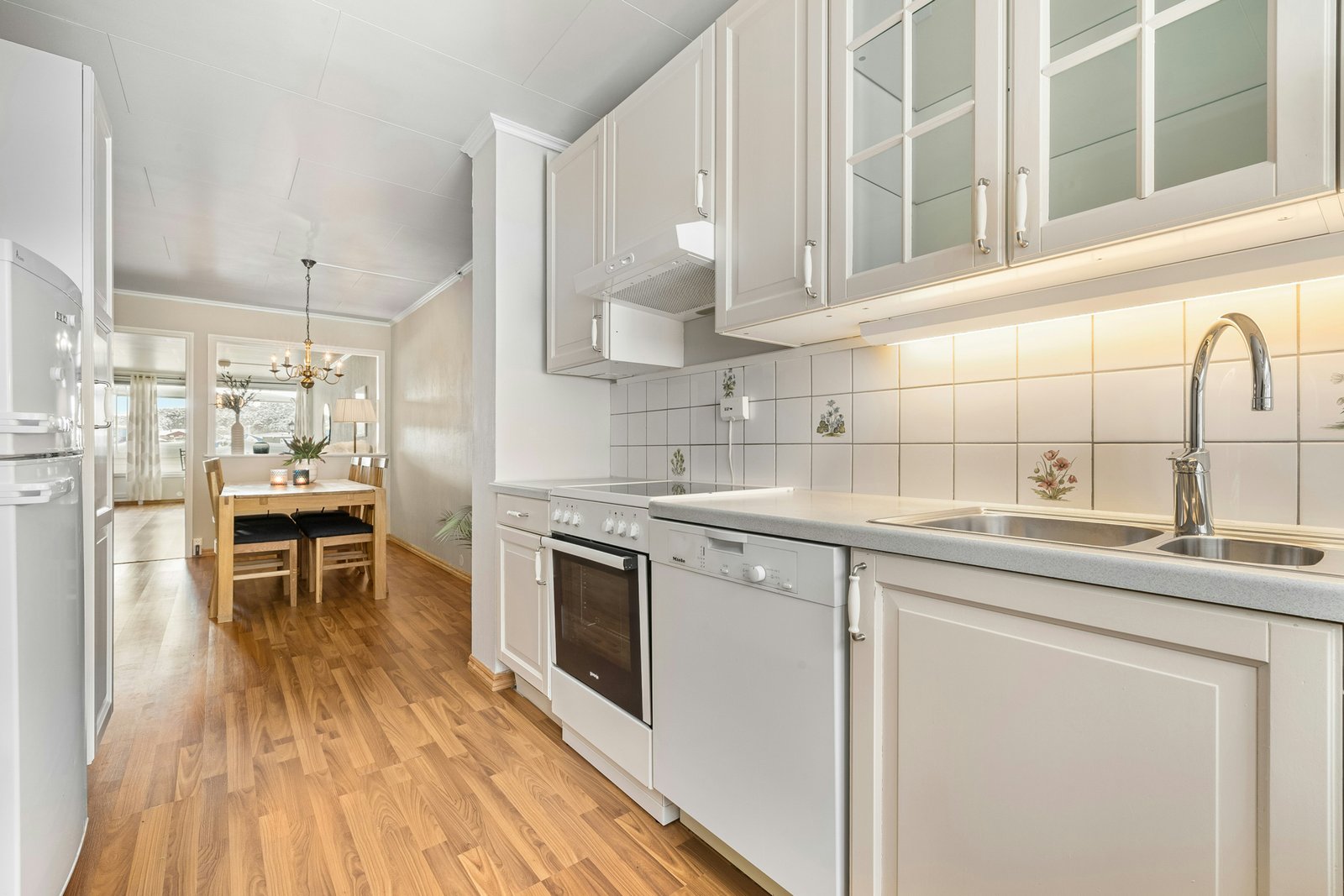 Wasser im Boden einer geöffneten Spülmaschine ohne sichtbare Fehlermeldung