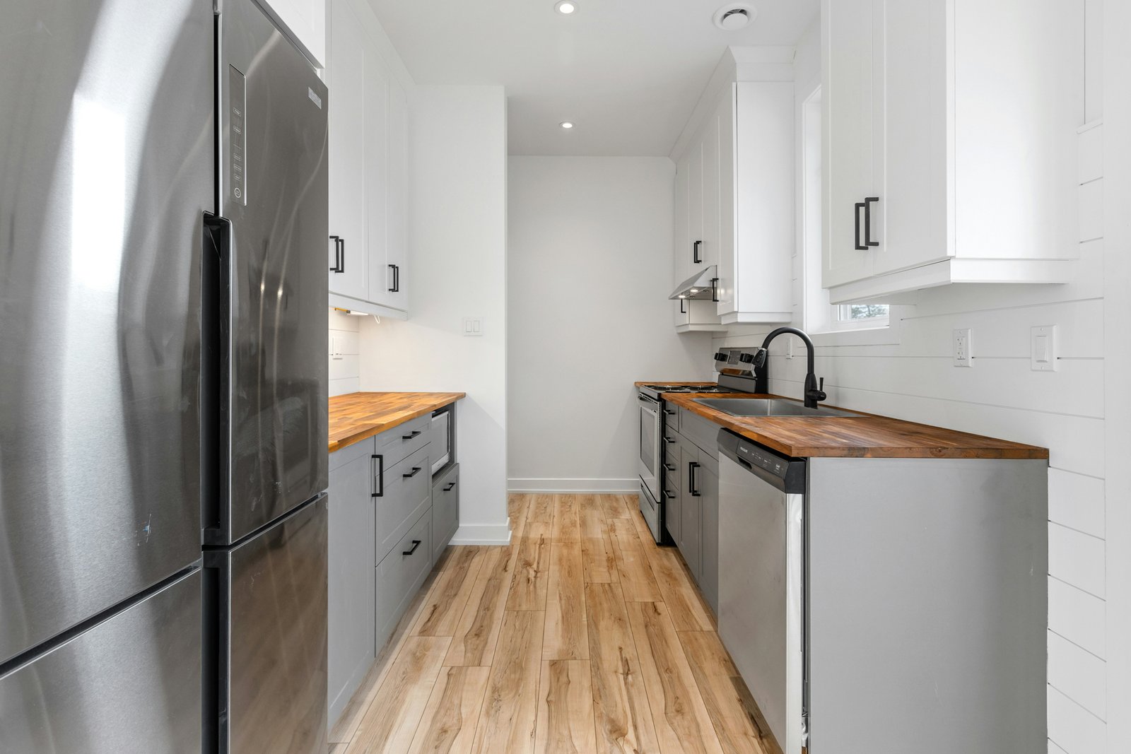 Wasser im Boden einer geöffneten Spülmaschine ohne Fehlermeldung