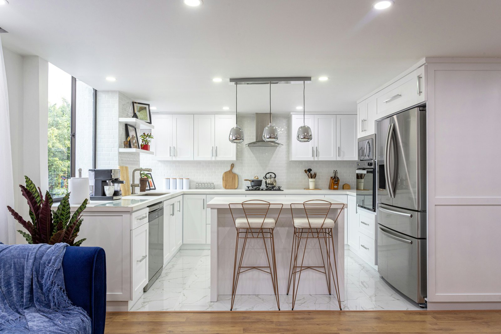 Wasser im Boden einer Spülmaschine nach beendetem Spülprogramm