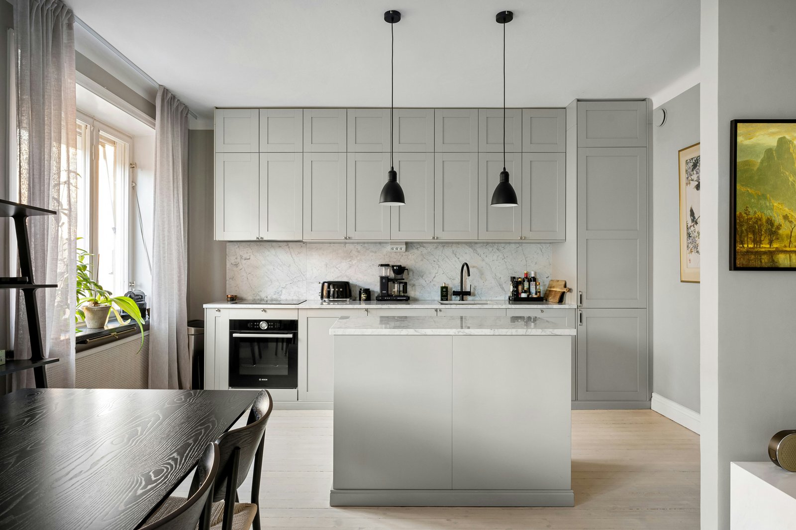 Wasser im Boden einer geöffneten Spülmaschine nach dem Spülgang