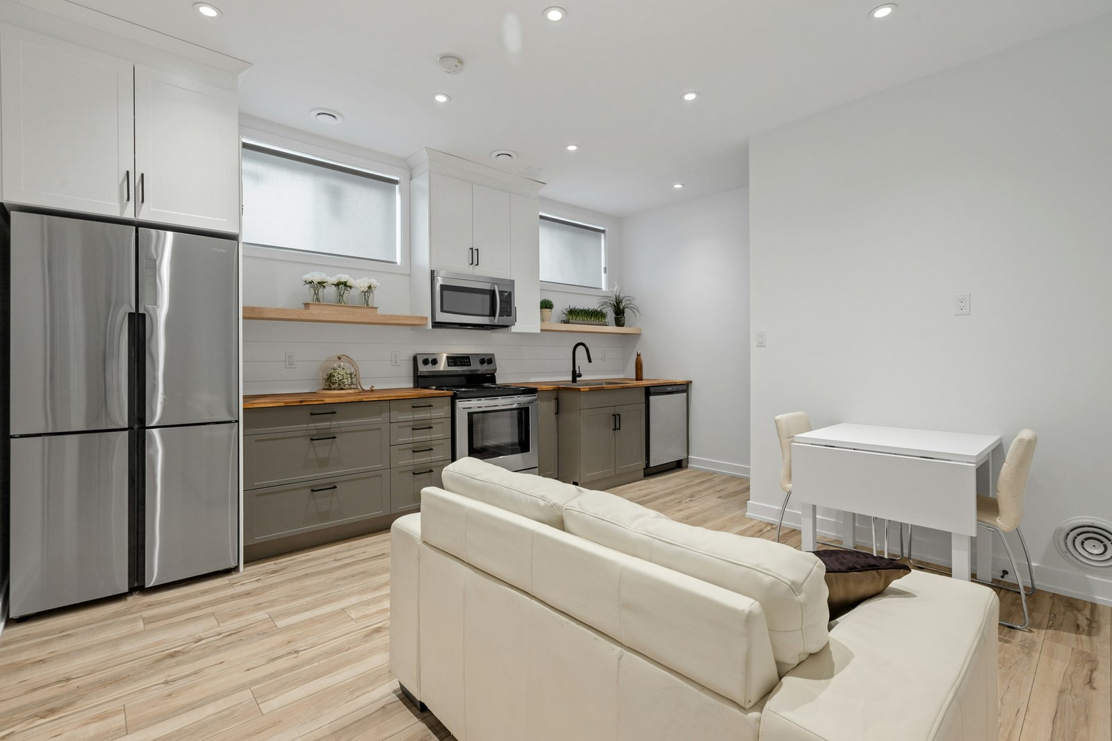 Wasser im Boden einer geöffneten Spülmaschine