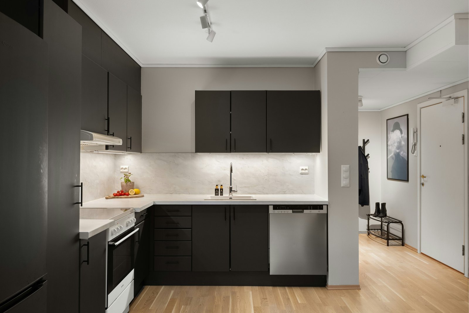 herausgenommenes Sieb aus einer geöffneten Spülmaschine