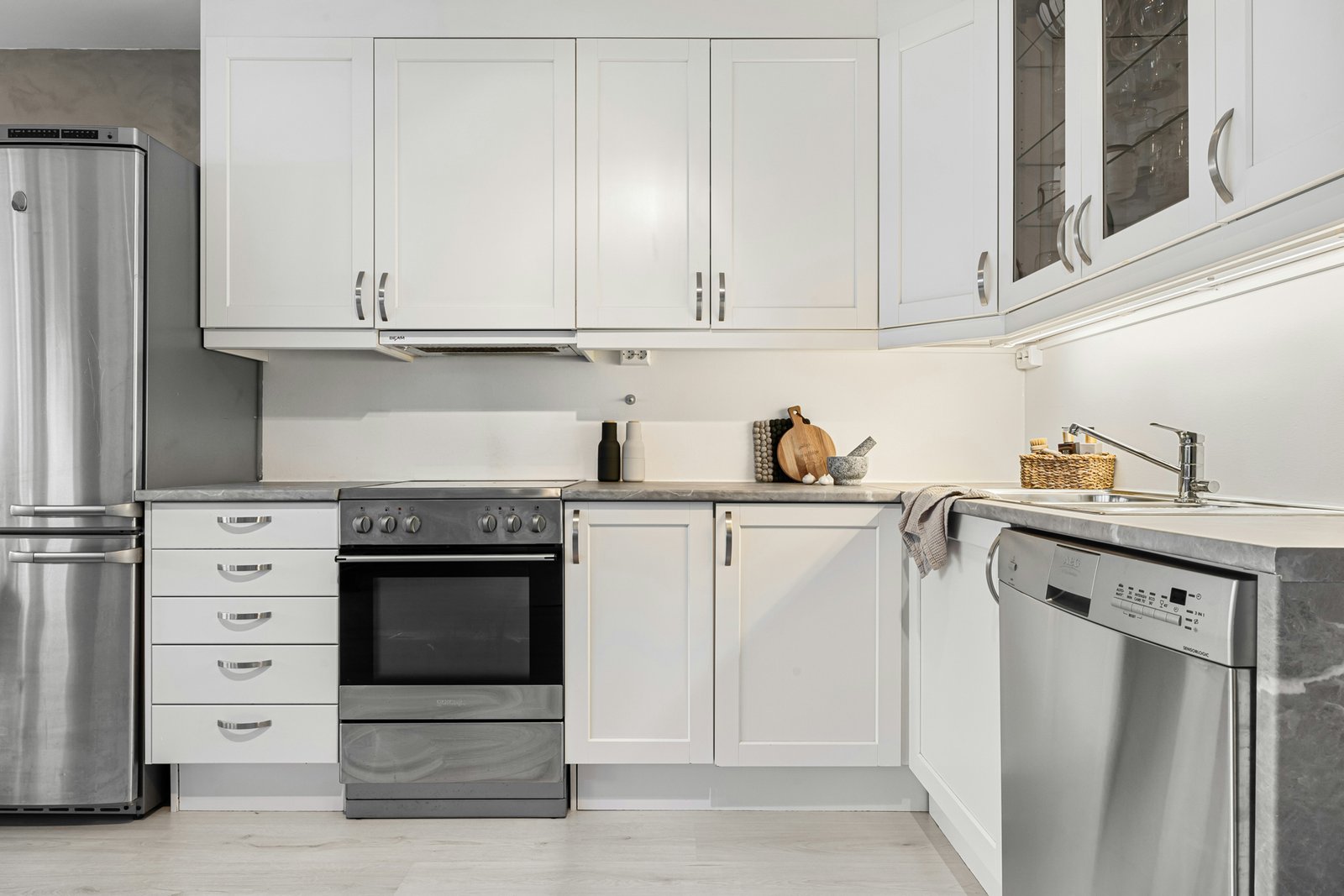 Wasser im Boden einer geöffneten Spülmaschine