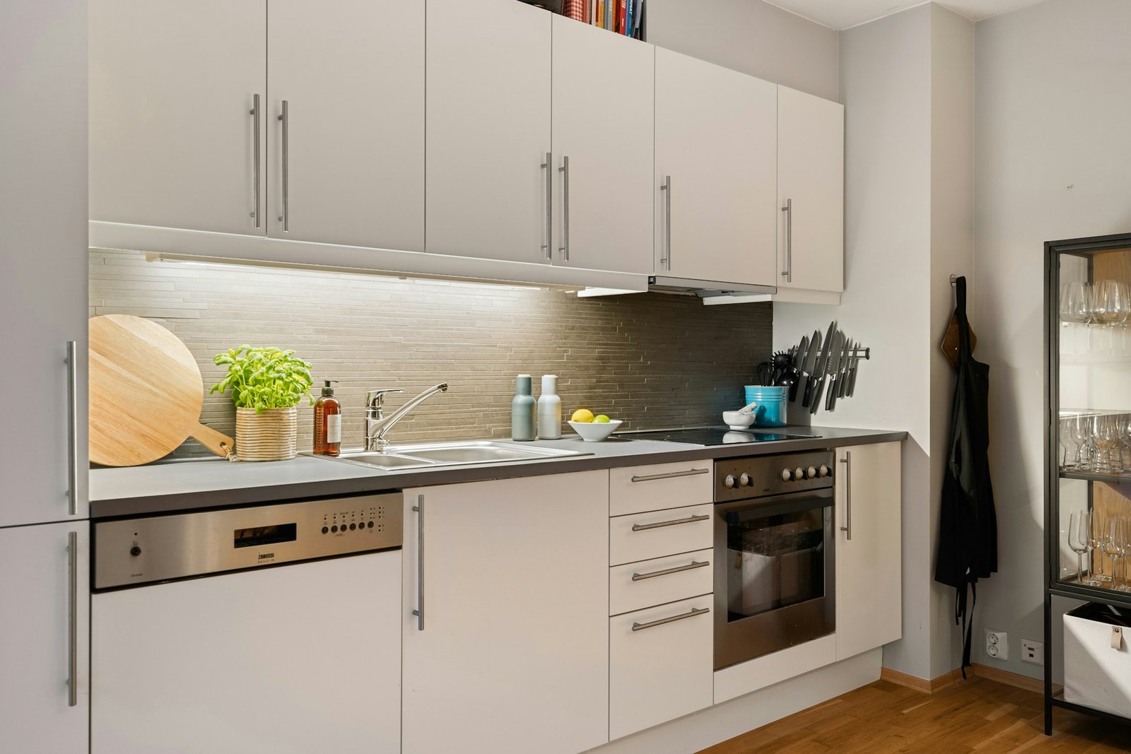 Spülmaschine mit blockiertem Ablauf und Wasser im Innenraum