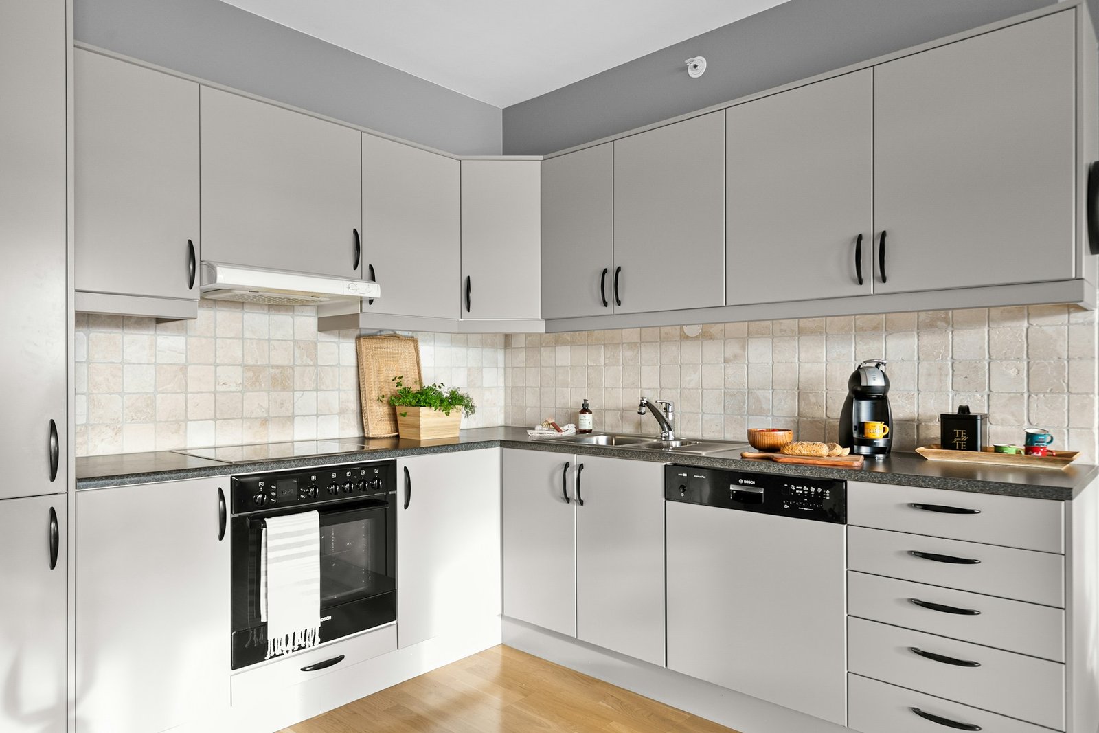 Spülmaschine mit langsam ablaufendem Wasser