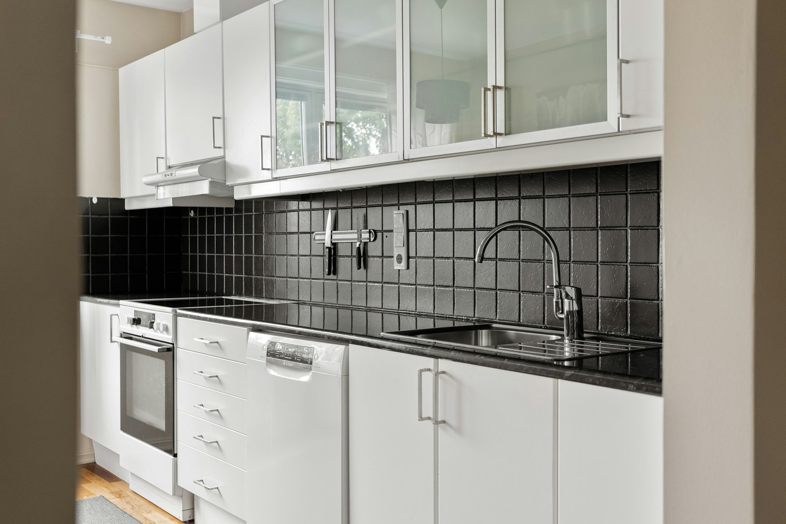 Saubere Spülmaschine mit Wasser am Boden