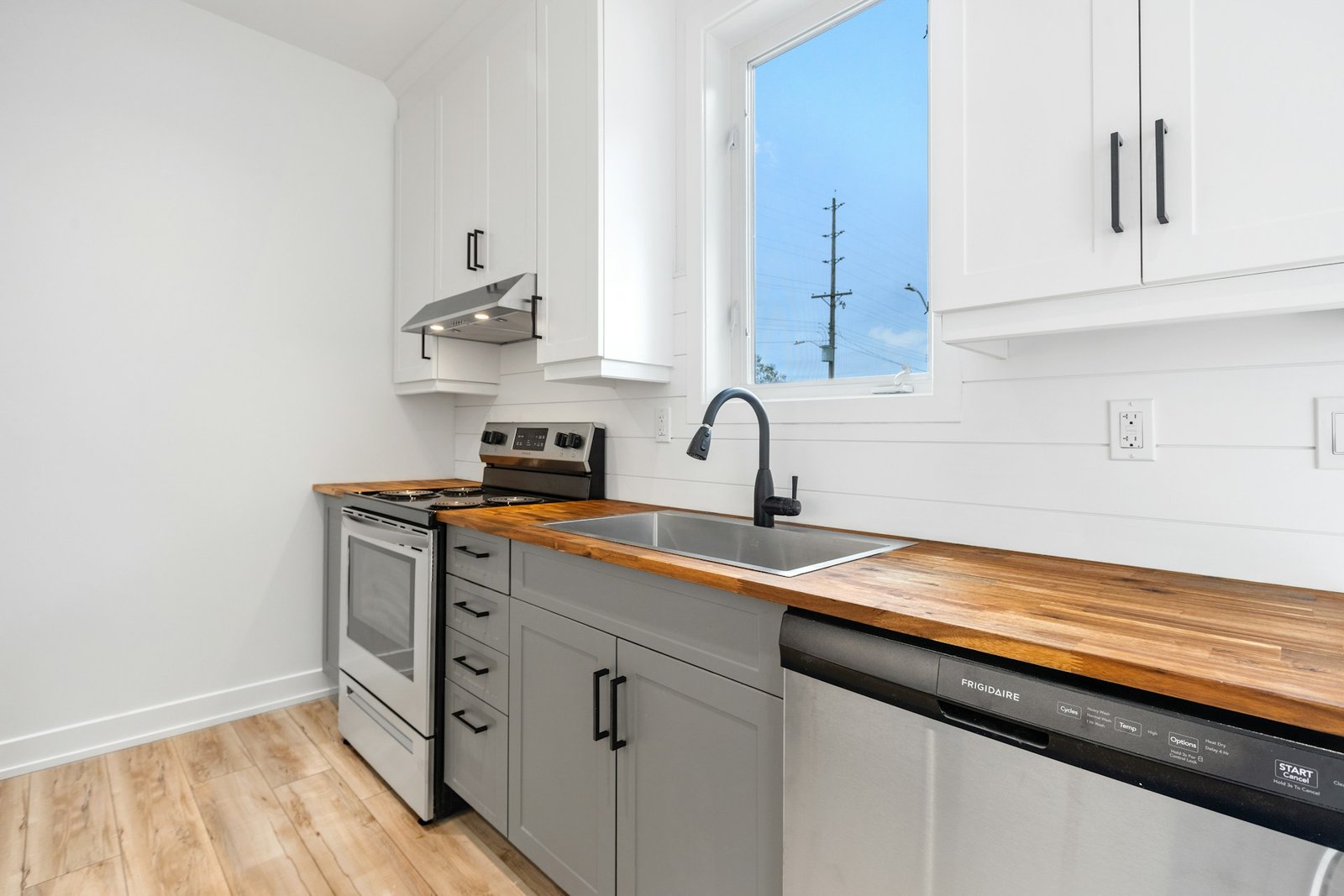 Spülmaschine mit stehendem Wasser im Innenbereich