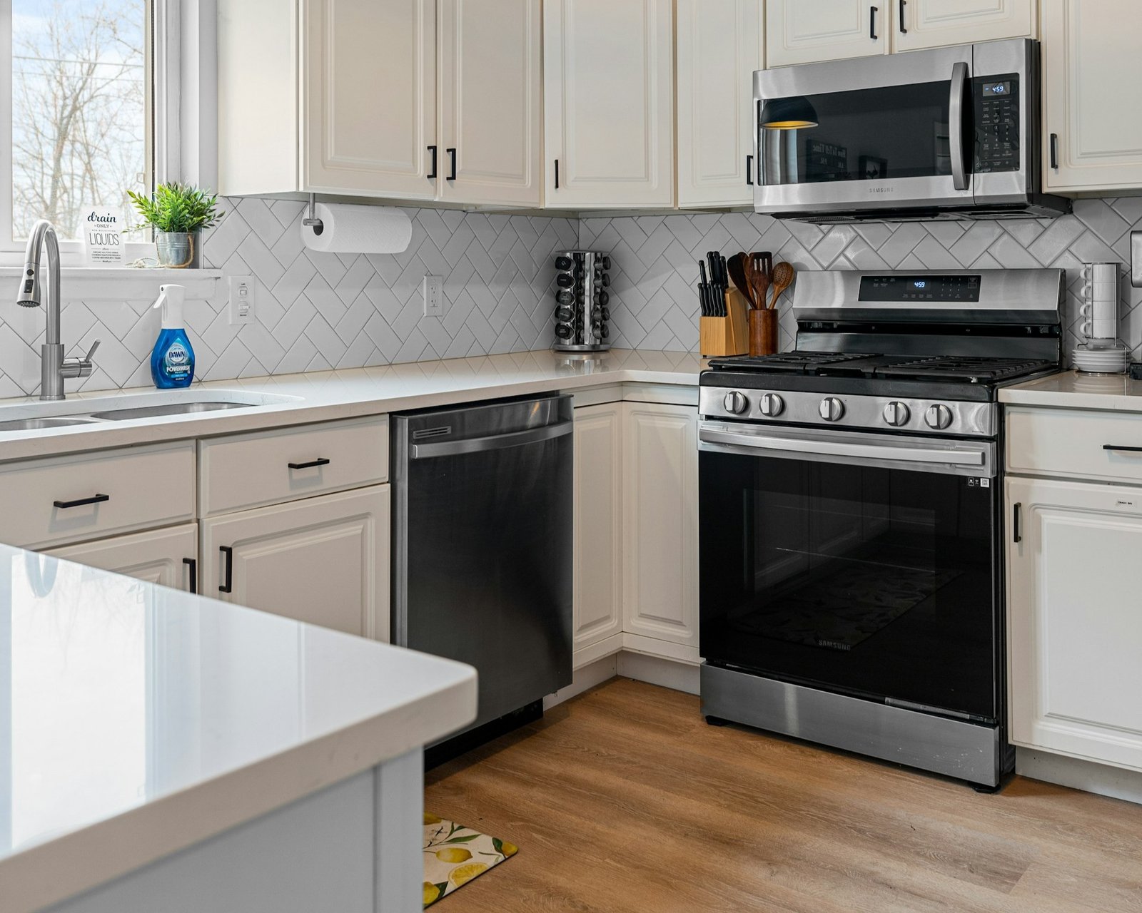 Spülmaschine mit stehendem Wasser am Boden