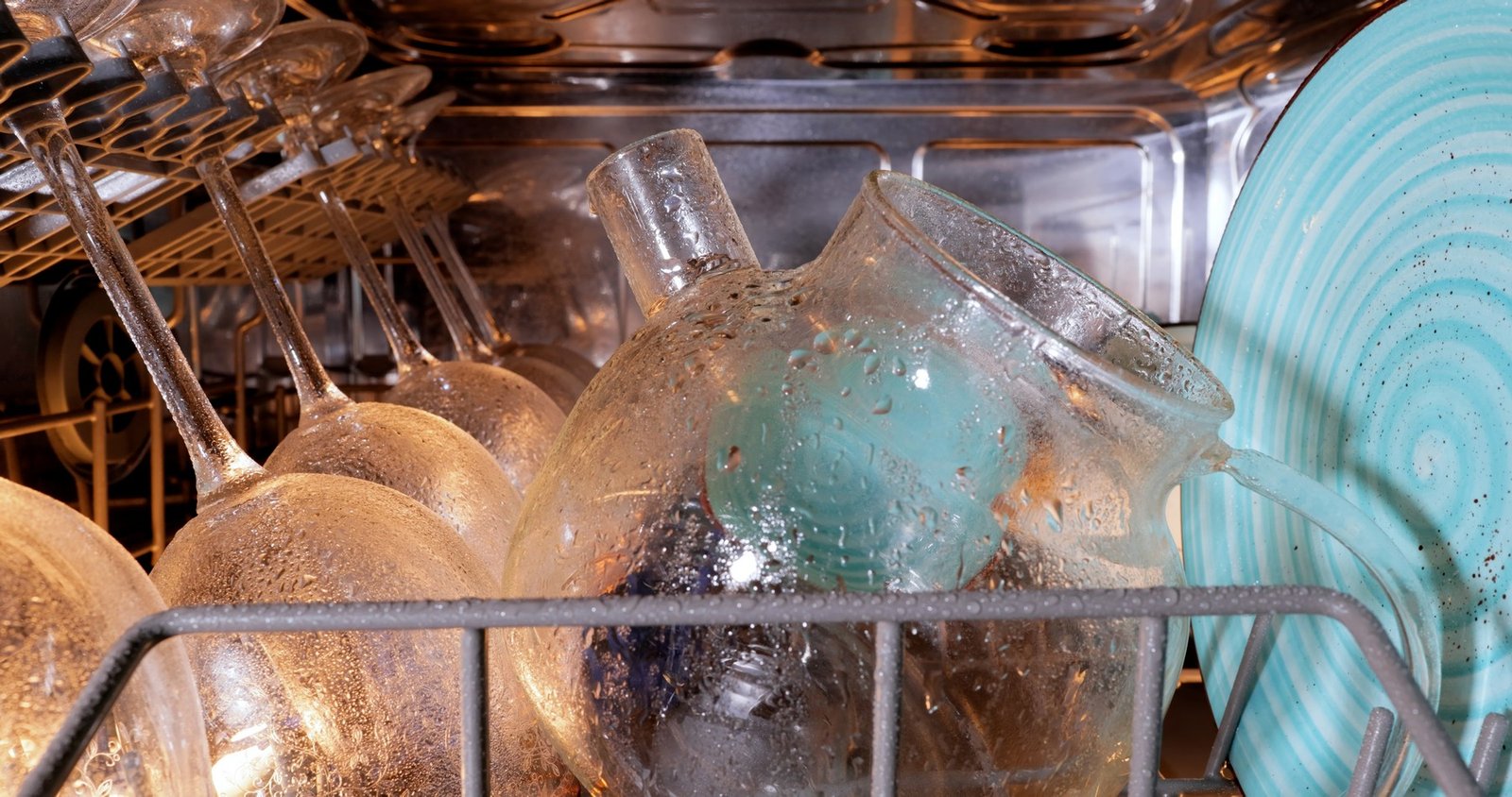Restwasser im Boden einer Spülmaschine